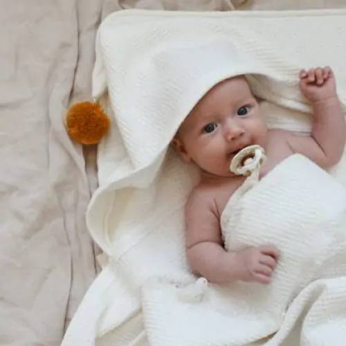 Prosop de baie pentru bebelusi din bumbac waffle cu gluga si ciucuras alb lapte 70x140 cm